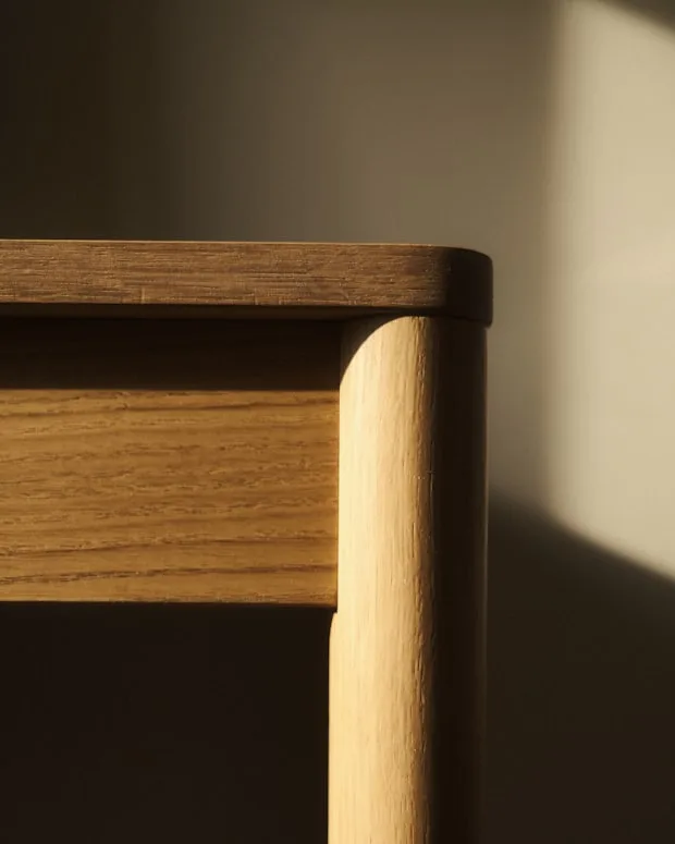 Detalle de un mueble de roble macizo hecho a medida, con luz suave