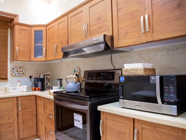 Cocina con frentes y muebles de madera de roble maciza
