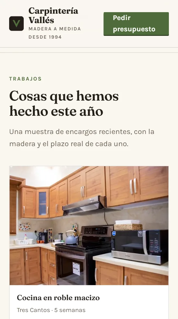 La misma web en un móvil, en la galería de trabajos, con la foto y el plazo real de cada encargo
