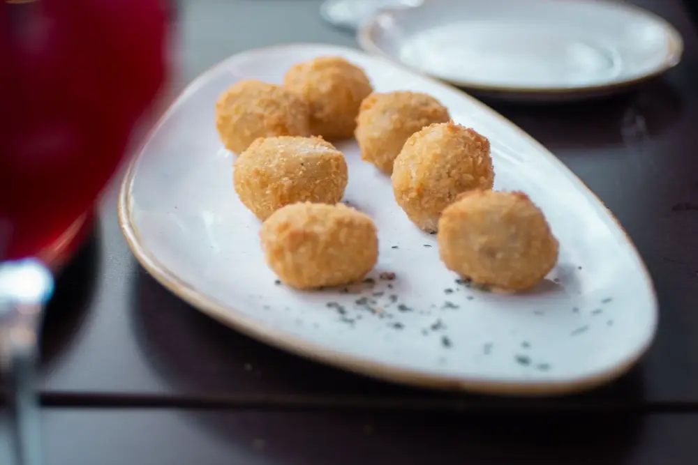 Plato de croquetas caseras recién sacadas
