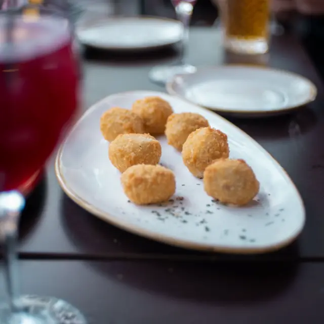 Media docena de croquetas de jamón en un plato ovalado