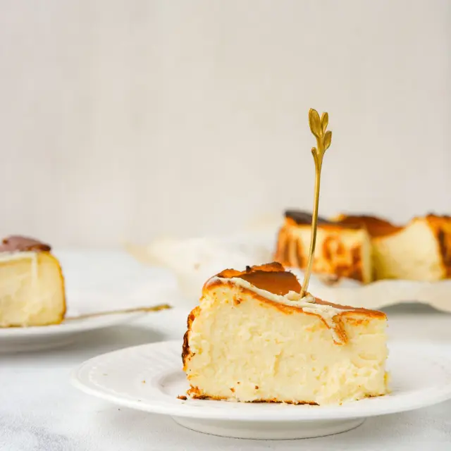 Porción de tarta de queso cuajada en un plato blanco