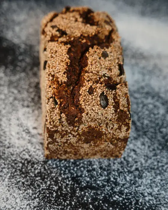 Pan de centeno rectangular con semillas, sobre harina